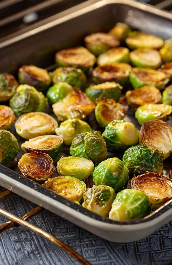 Firefly super detaillierte detailaufnahme eines backblechs im ofen, darauf halbierte rosenkohlköpfe,